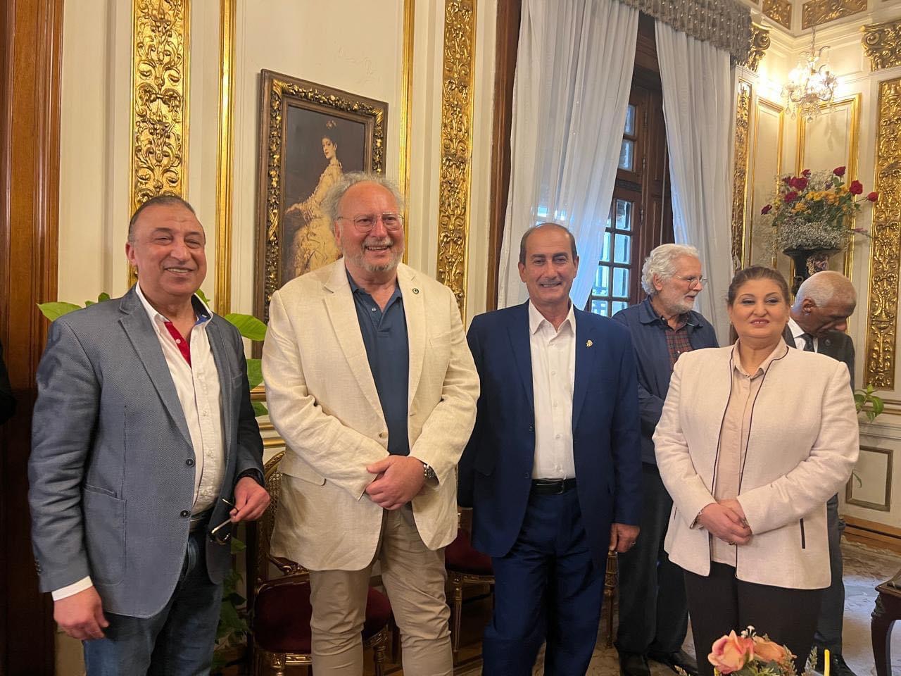 إطلاق حمامة السلام من قلب ستاد الإسكندرية ترحيبا بجلالة الملك احمد فؤاد الثاني ملك مصر السابق