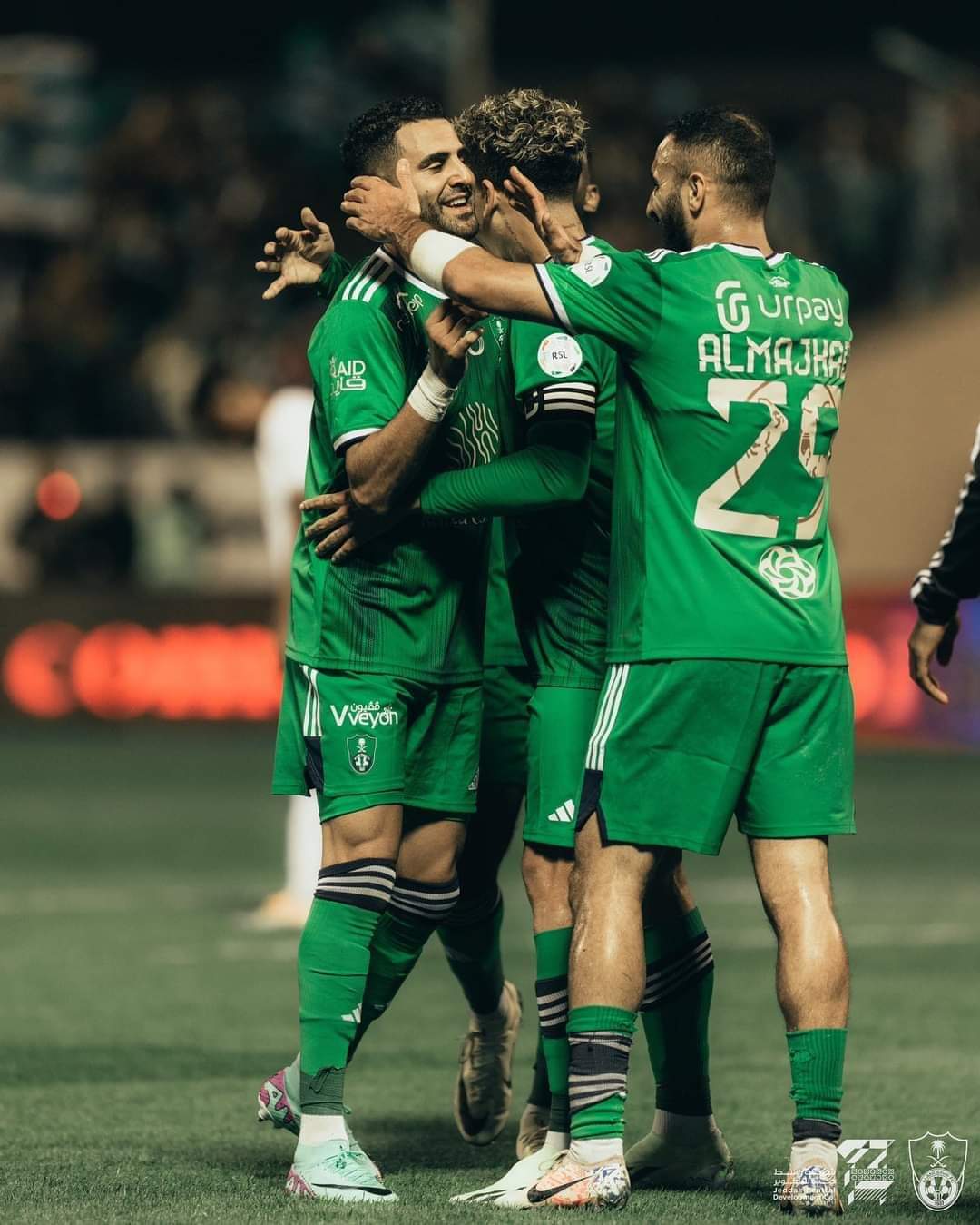 الأهلي السعودي يتعادل ويعود في الوقت القاتل