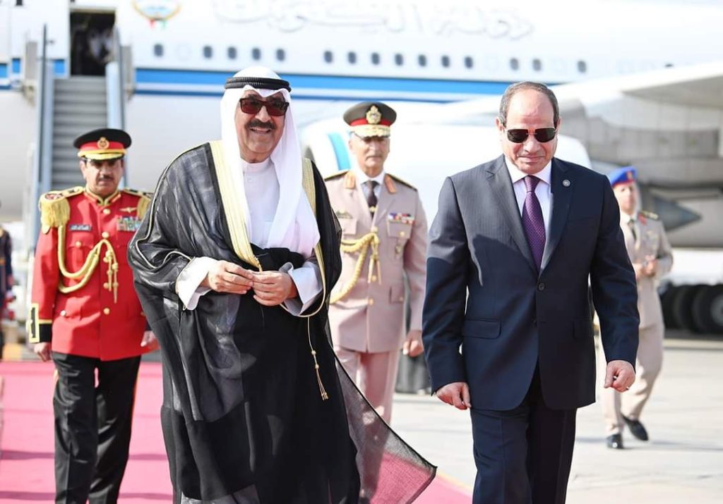 سمو الأمير الكويتي يصل إلى مصر في زيارة دولة الرئيس المصري