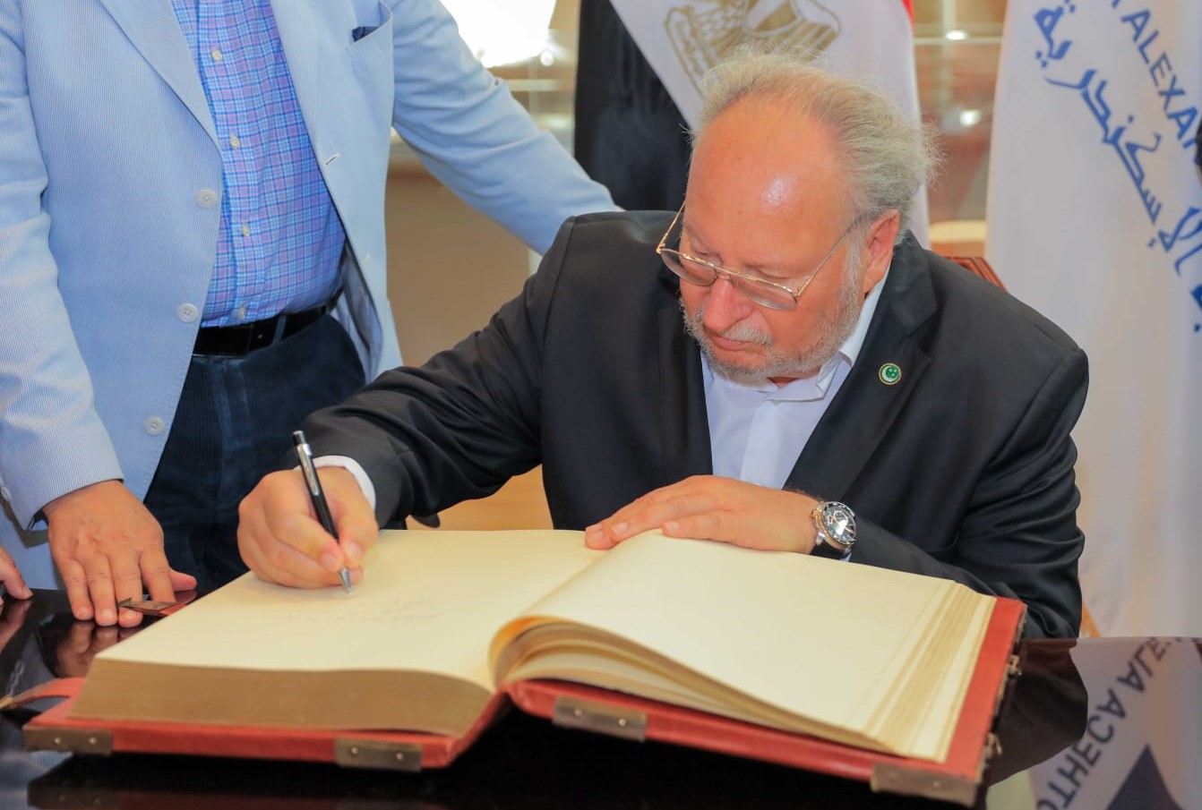 مكتبة الإسكندرية تستقبل الملك السابق أحمد فؤاد