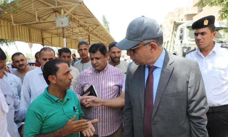 محافظ المنيا يتابع مواقف سيارات الاجرة بملوى