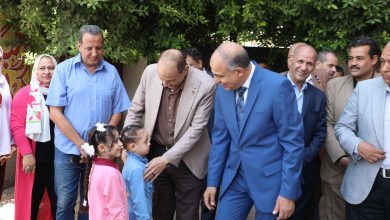 محافظ المنيا يجرى جولة بالمدارس والطلاب يستقبلونه بالأناشيد الوطنية وهتاف تحيا مصر