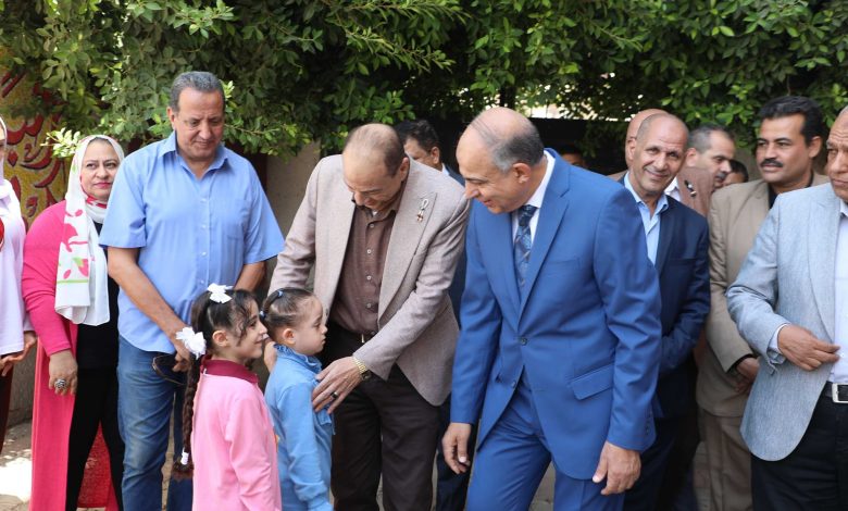 محافظ المنيا يجرى جولة بالمدارس والطلاب يستقبلونه بالأناشيد الوطنية وهتاف تحيا مصر