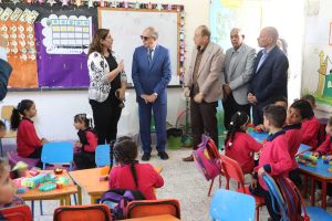 محافظ المنيا يجرى جولة بالمدارس والطلاب يستقبلونه بالأناشيد الوطنية وهتاف تحيا مصر