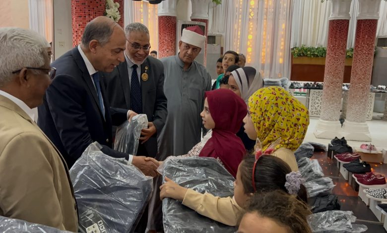 محافظ المنيا يسلم 2500 شنطة مدرسية وأدوات دراسية للطلاب الأيتام والأسر الأولى بالرعاية