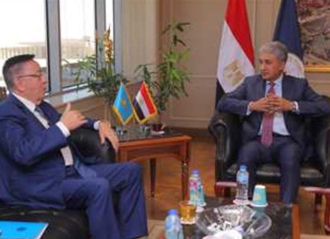 وزير السياحة يبحث مع سفير كازاخستان تعزيز العلاقات
