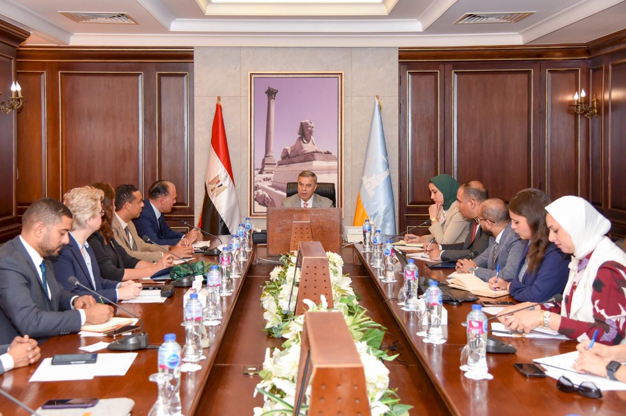 محافظ الإسكندرية يعقد اجتماعًا مع ممثلي منظمة الأمم المتحدة ليوم المدن العالمي بالثعر