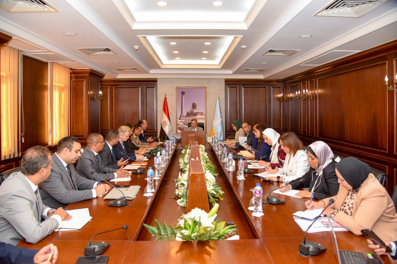 محافظ الإسكندرية يعقد اجتماعًا مع ممثلي منظمة الأمم المتحدة ليوم المدن العالمي بالثعر