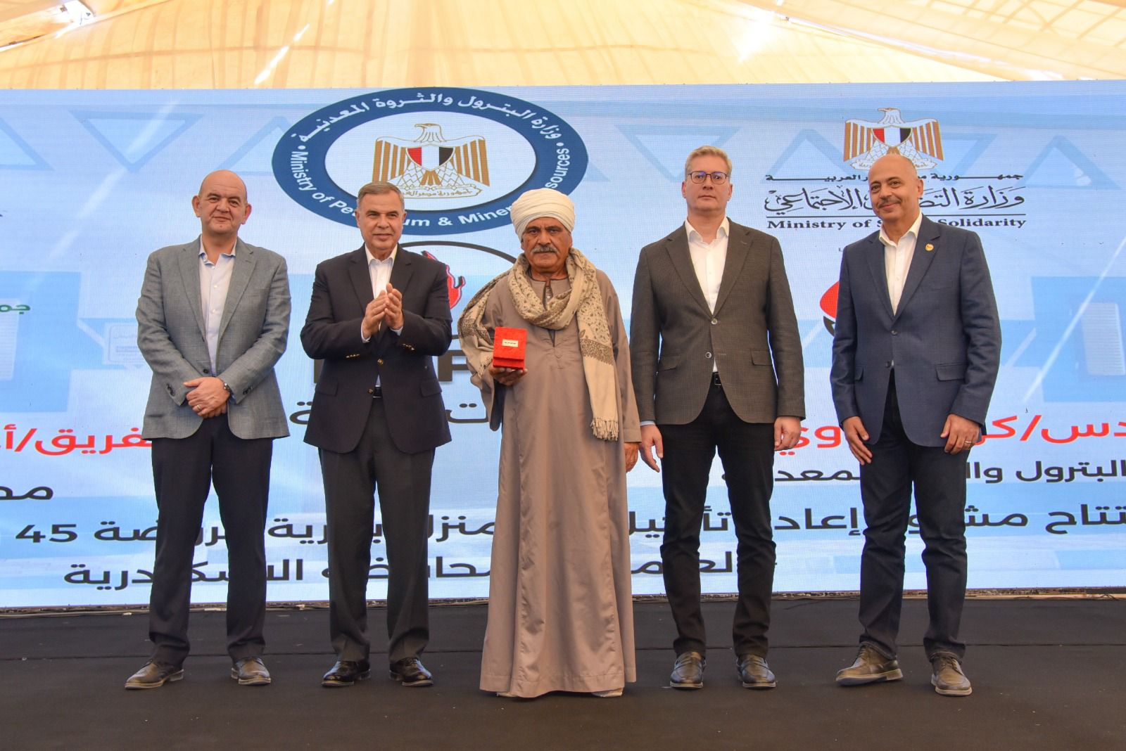 وزير البترول ومحافظ الإسكندرية يفتتحان مشروع إعادة تأهيل 60 منزل بقرية الروضة