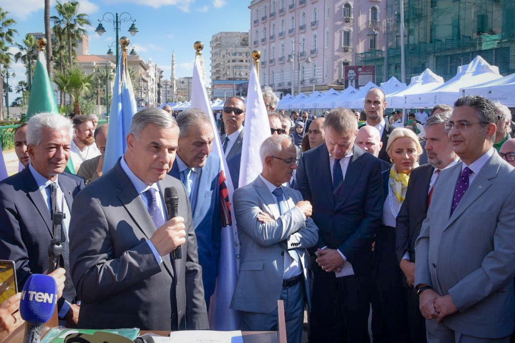 وزير التموين ومحافظ الإسكندرية يفتتحان مشروع سوق اليوم الواحد للمزارغين