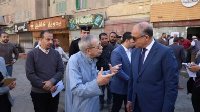 محافظ المنيا يقود حملة لغلق وتشميع محال وكافيهات مخالفة بحي شمال المدينة