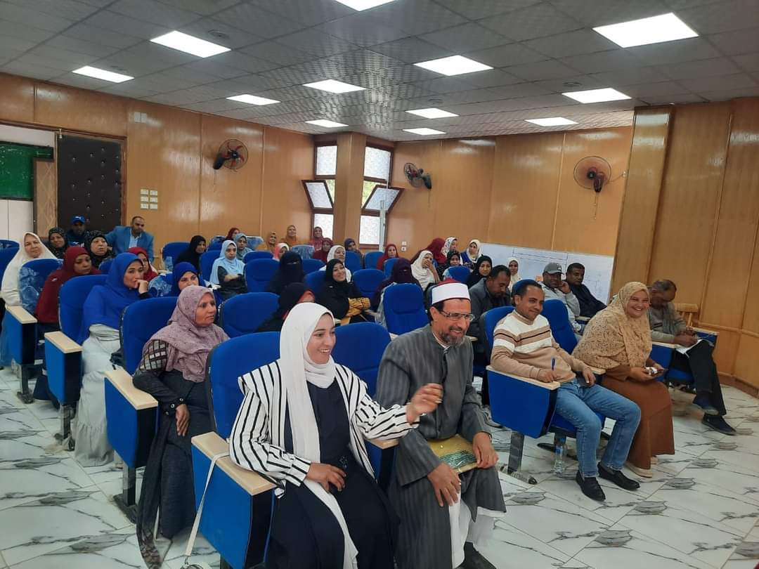 رئيس مركز باريس يفتتح دورة تدريبية لتحسين مهارات العاملين بالجهاز الإداري
