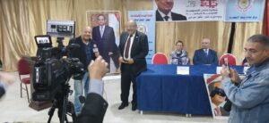 الإعلام ورفع الوعى المجتمعى - التربيه الايجابيه - فى وسط الاسكندريه. كتب : نظم مركز إعلام وسط الإسكندرية التابع لقطاع الإعلام الداخلي - الهيئة العامة للاستعلامات، بالتعاون مع إدارة الإعلام والتربيه السكانيه منطقة وسط الطبيه ، وباستضافة كريمة من إدارة نادى الشاطئ للمعلمين، ندوة وحلقة نقاشية للكوادر والقيادات والاسر اعضاء نادى المعلمين والمرتادين على النادى ... عن: "الإعلام ورفع الوعي المجتمعي بقضايا التنمية - التربيه الايجابيه". جاء ذلك ضمن الحملة القومية التي ترعاها الهيئة العامة للاستعلامات قطاع الإعلام الداخلي بقيادة الدكتور أحمد يحيى وكيل أول الوزارة رئيس القطاع تحت عنوان "إيد في إيد... هننجح أكيد"، وذلك بالقاعة الرئيسيه بمقر نادى الشاطئ للمعلمين. افتتحت الندوة الأستاذة الإعلامية/ جيهان مكرم مدير مركز إعلام وسط الإسكندرية، موضحة دور الهيئة العامة للاستعلامات وقطاع الإعلام الداخلي في تحقيق التنمية من خلال مبادرة "بداية لتنمية الإنسان المصري" التي أطلقها معالي الدكتور مصطفى مدبولي رئيس الوزراء برعاية فخامة الرئيس عبد الفتاح السيسي. ثم رحب الدكتور/ سمير النيلى مدير نادى الشاطئ للمعلمين بالإسكندرية بالساده اعضاء المنصه وبالساده الحضور... ، مشيرًا إلى أهمية المبادرات الرئاسية المجتمعية في خدمة المجتمع ودور الإعلام في رفع الوعي المجتمعي بقضايا التنمية وخاصة محور التربيه الايجابيه والصحه النفسيه للمجتمع المصري . وأكد المستشار / احمد زكي عبد المطلب وكيل نقابة المحامين بالاسكندريه على دور المبادرات الرئاسيه خاصة محور الصحه النفسيه والتربيه الايجابيه فى تماسك الاسره المصريه وبنا الإنسان المصري. وتحدث المستشار / احمد عوض رئيس المجلس الشعبى المحلى لمحافظة الاسكندريه عن أهمية الاسره في التربيه الايجابيه ، مشيرًا إلى ضرورة التركيز على توعية الاباء والأمهات بضرورة مواكبة عقول الشباب فى اهتماماتهم . ثم تطرقت الدكتوره/ انجى طلعت مدير ادارة الاعلام والتربيه السكانيه منطقة وسط الطبيه إلى تركيز أحدث اساليب التربيه الايجابيه واهمية قيام الحوار الاسرى بين كل افراد الاسره الواحده كمحاوله لتقارب وجهات النظر بين الاجيال . وقد عرضت سيادتها بعض الاستبيانات لتحليل انواع الشخصيات الإنسانيه المتنوعه والتى تساعد فى التربيه الايجابيه لبناء الإنسان المصري. وقد قام تلفزيون الإسكندرية القناة الخامسة بمتابعة المؤتمر وعرض ما تضمنه من خلال فقرات أخبار الإسكندرية اليوم.