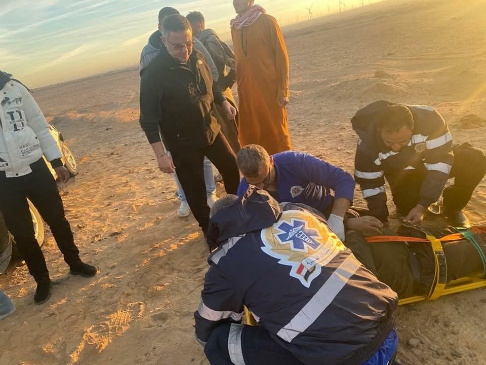 لفتة انسانية.. محافظ البحر الأحمر يتوقف على الطريق للاطمئنان على مصاب