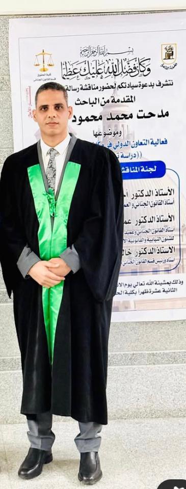 بكل فخر واعتزاز وكل ما يملكه القلب من محبه وتقدير تعجز الكلمات عن التعبير ويتوقف القلم عن الكتابة اهنيئ الاخ والزميل والصديق الفاضل واجمل وردة في بستان حياتي الدكتور/ مدحت محمد محمود الوكيل لحصوله علي درجة الدكتوراه في الحقوق من جامعة القاهرة كلية الحقوقزبدرجة ممتاز وذلك بعد سنين وعمرا قضاه في صرح شع منه الضياء. حافل بالعطاء. بجهد لم يعرف الكلل ولا الملل. اضحي يانع الثمار. ذو اخلاق فاضلة وهمة عالية وادب جم ونفع عم. علم ومعرفة بل موسوعة قانونية يسرنا ان نقدم هذا الاهداء رمز محبة ووفاء سائلين الله ان يطيل عمركم في طاعته في صحة وعافية وانتم في بأحسن حال وفي أهناء عيش مع اطيب التمنيات ببدء حياة جديدة سعيدة بإذن الله راجيين من المولي سبحانه وتعالي ان يسدد خطاك وان يكتب لك المزيد من النجاحات في قادم السنيين وكل التوفيق لك في مشوارك المهني القادم