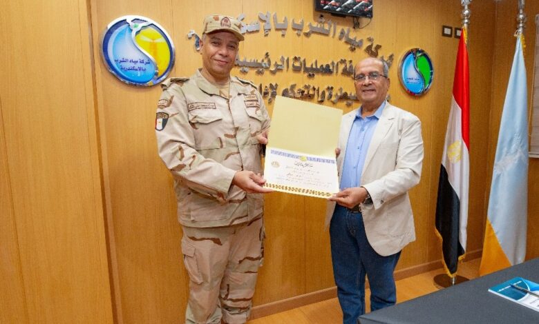 المستشار العسكري لمحافظة الإسكندرية يكرم المهندس أحمد جابر تقديرًا لجهوده