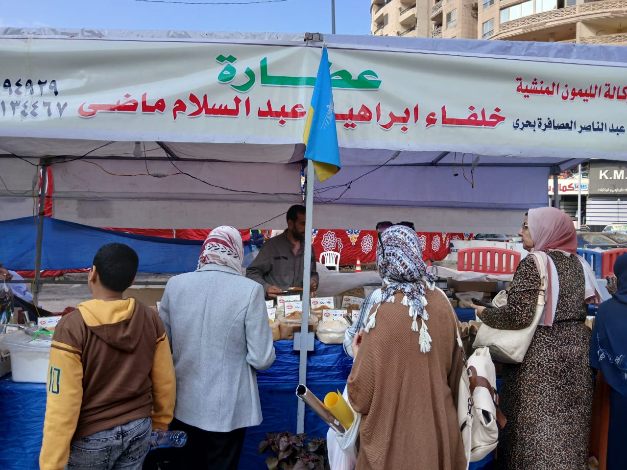 بالصور سوق اليوم الواحد بأسعار تنافسية تصل إلى 30 % بحى المنتزة