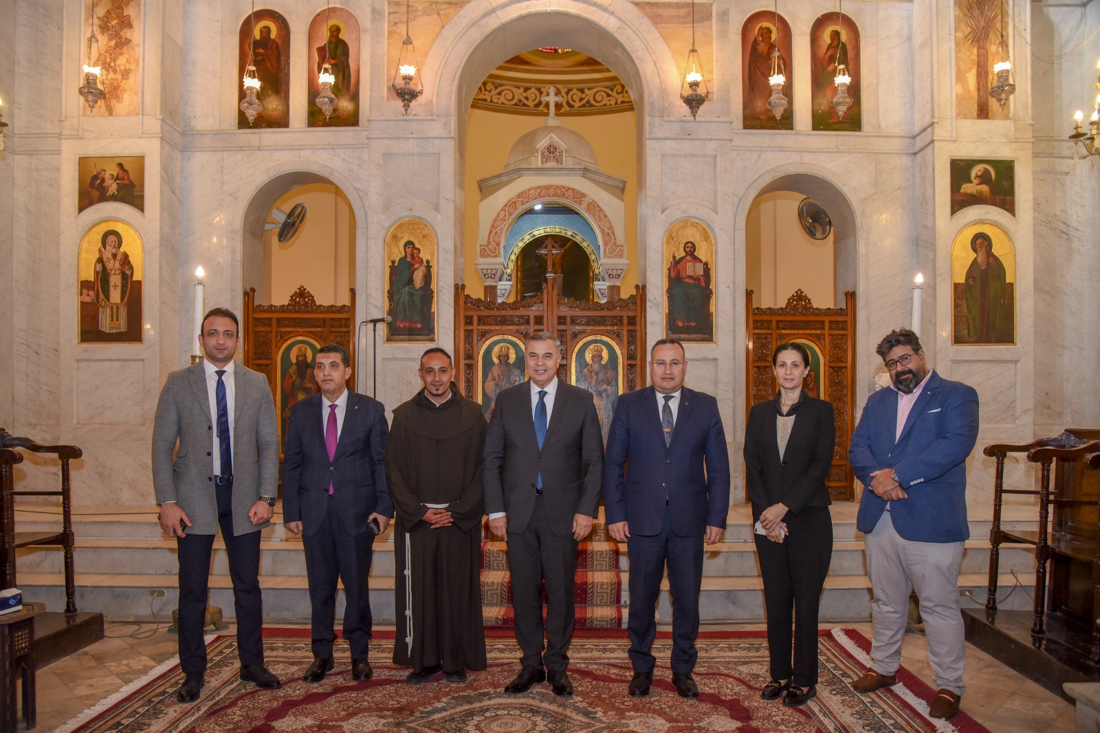 محافظ الإسكندرية يشارك الإخوة الأقباط الكاثوليك والطائفة المارونية والروم الأرثوذكس والروم الكاثوليك وطائفة اللاتين الكاثوليك احتفالاتهم بعيد