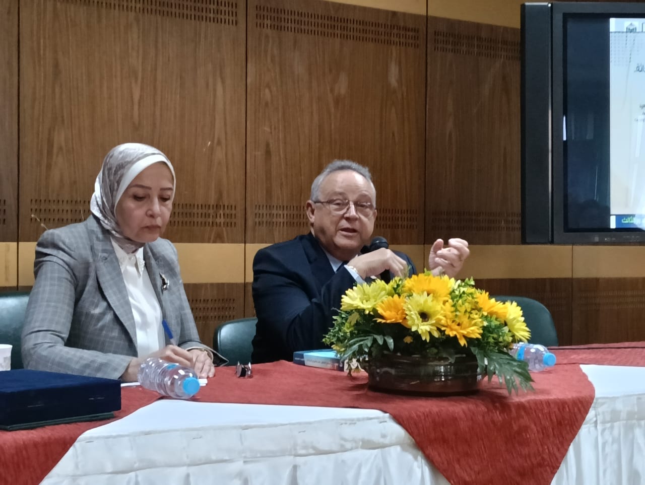 ندوة بمكتبة جامعة القاهرة لمناقشة كتاب سؤال الأخلاق للدكتور أحمد زايد
