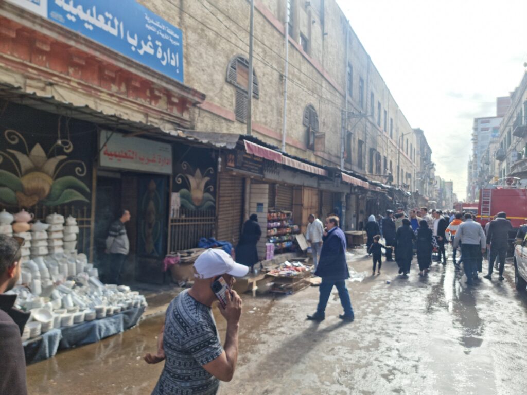 عاجل حريق هائل بالاكشاك المجاورة لإدارة غرب التعليمية بشارع السبع بنات بالإسكندرية