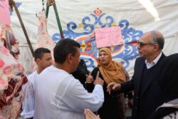 محافظ المنيا يفتتح سوق اليوم الواحد بمطاي