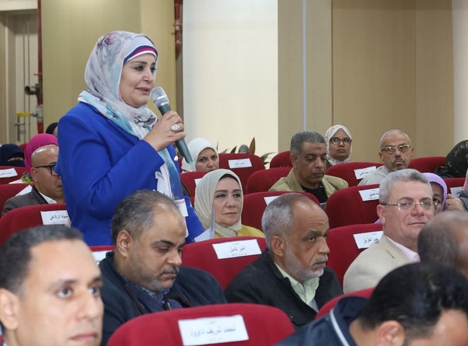 محافظ السويس يناقش مشاكل السائقين والتقنين والتصالح وخدمة المواطنين