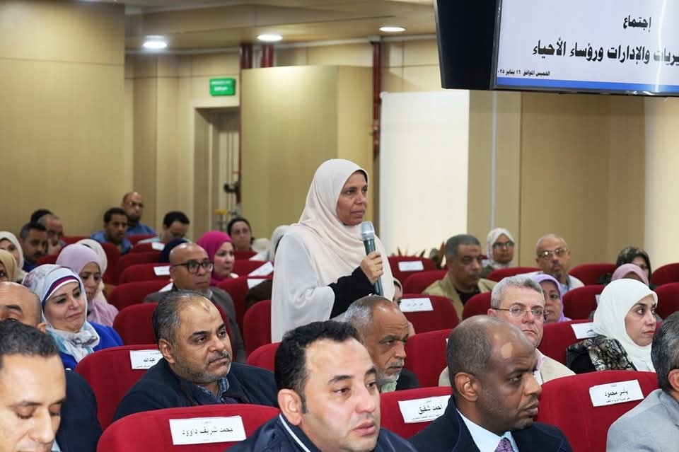 محافظ السويس يناقش مشاكل السائقين والتقنين والتصالح وخدمة المواطنين