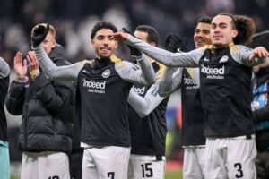 بغياب مرموش فرانكفورت يصعق دورتموند بثنائية فى الدورى الألمانى لكرة القدم