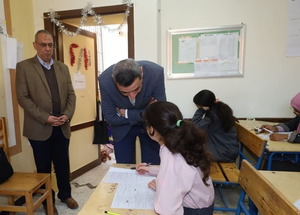 محافظ السويس يتابع امتحانات الشهادة الإعدادية بالمدارس. 