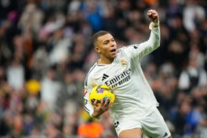 ريال مدريد ينتزع صدارة الدوري الإسباني بعد فوزه على لاس بالماس