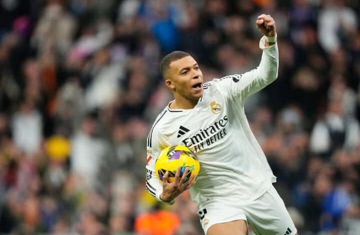 ريال مدريد ينتزع صدارة الدوري الإسباني بعد فوزه على لاس بالماس