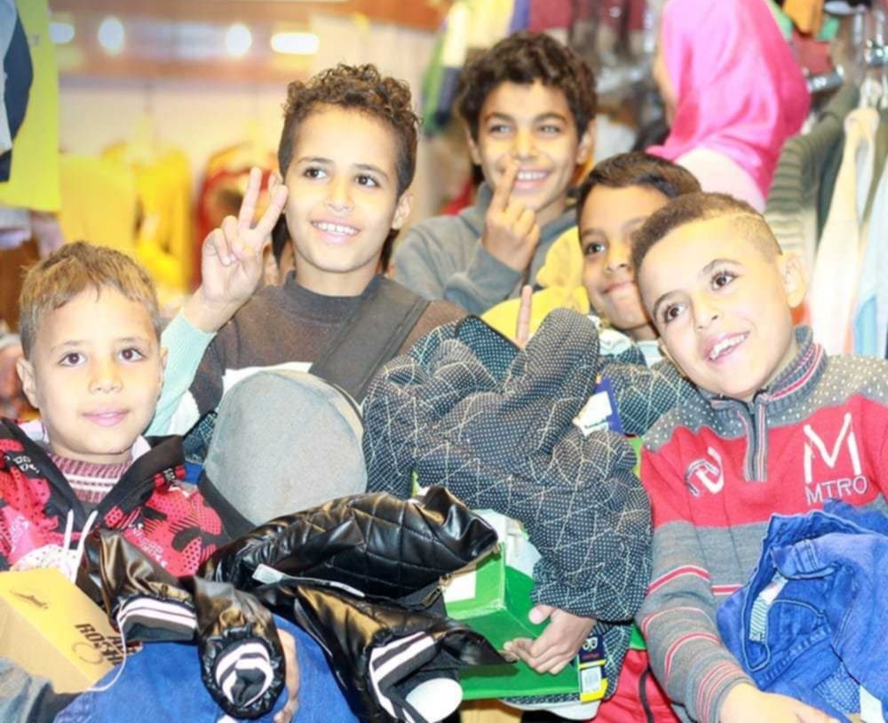 لايف للإغاثة والتنمية تدخل الفرحة والسرور علي اسر المتعففين والايتام بقري صعيد مصر بمستلزمات الشتاء