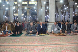 محافظ الغربية يؤدي صلاة الجمعة في مسجد السيد البدوي ويستمع لشكاوى المواطنين
