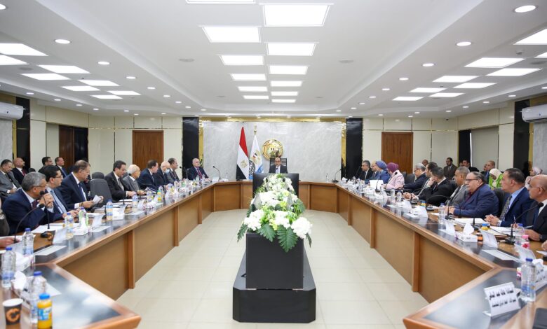 وزير قطاع الأعمال العام يترأس "عمومية القابضة الكيماوية"