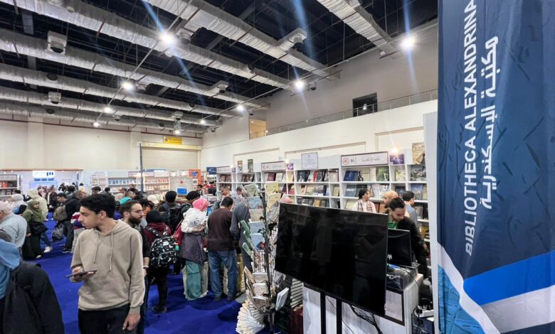 إقبال كثيف على إصدارات مكتبة الإسكندرية فى معرض القاهرة الدولي للكتاب