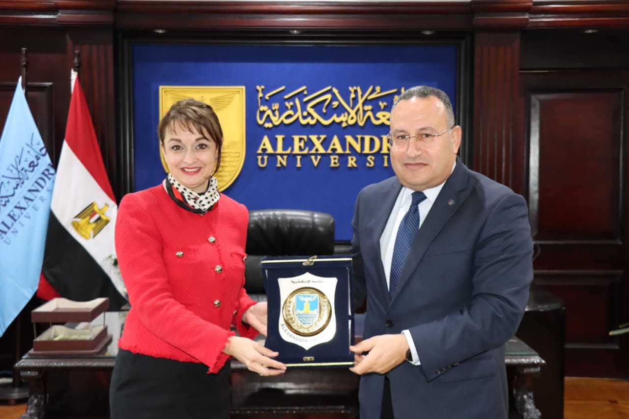 رئيس جامعة الإسكندرية يستقبل سفيرة دولة رومانيا بالقاهرة