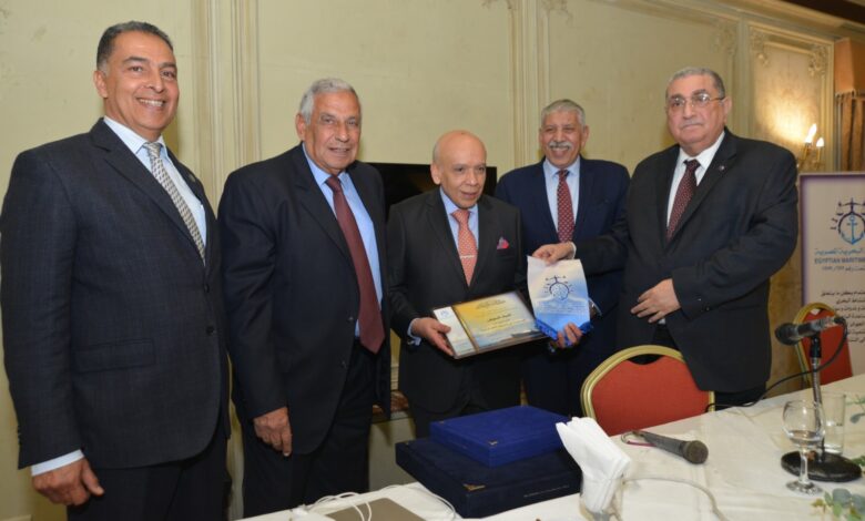 كرم وفد شعبة النقل الدولي واللوجستيات بالغرفة التجارية بالأسكندرية أشرف السويفي،