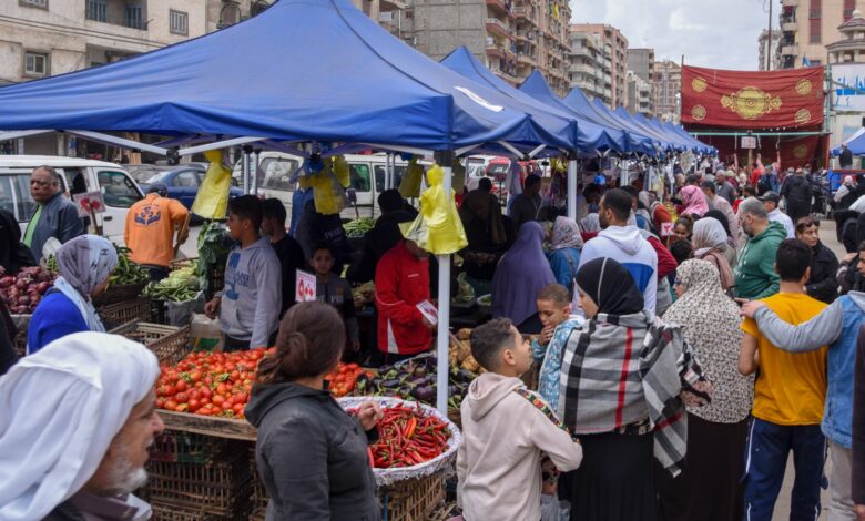 محافظ الإسكندرية يتفقد سوق اليوم الواحد للمزارعين
