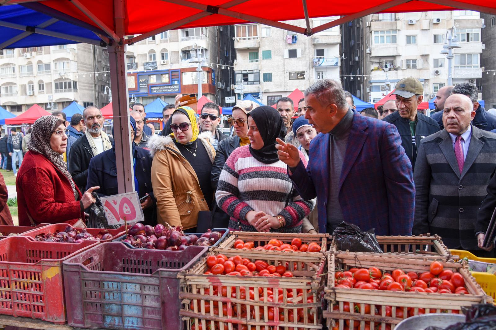 محافظ الإسكندرية يتفقد سوق اليوم الواحد للتجار بالورديان وسيدي جابر