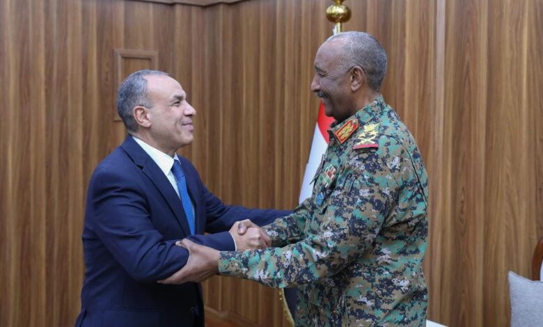 وزير الخارجية والهجرة يلتقي رئيس مجلس السيادة الانتقالي بالسودان