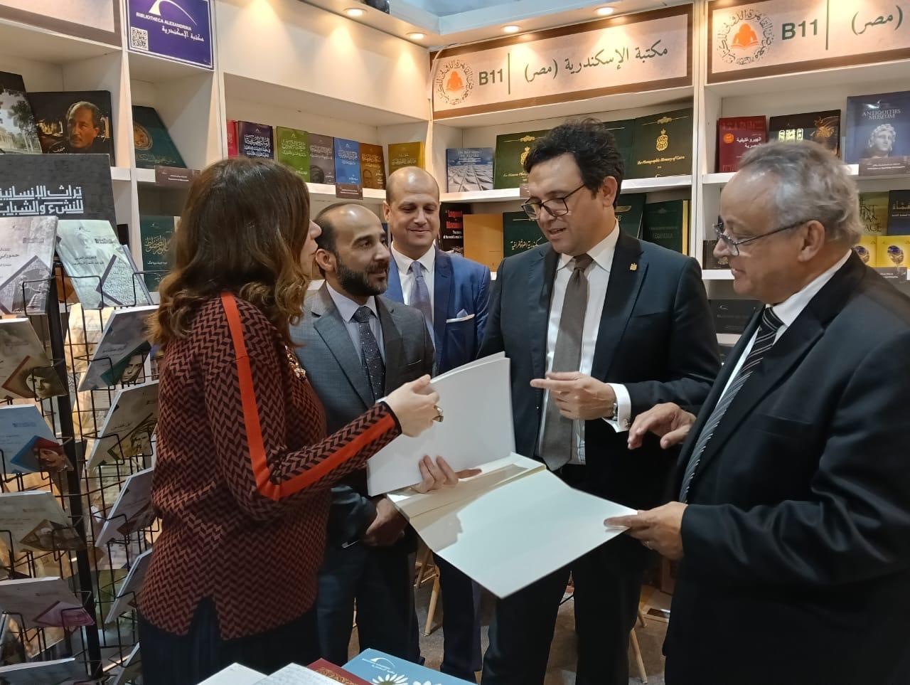 وزير الثقافة يزور جناح مكتبة الإسكندرية خلال افتتاح معرض القاهرة الدولي للكتاب