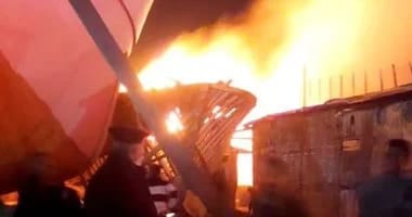 اندلاع حريق فى مركب صيد تحت الانشاء