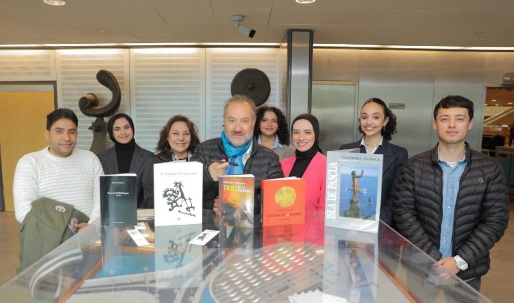 الشاعر التشيلي ثيودورو إلساكا في زيارة لمكتبة الإسكندرية