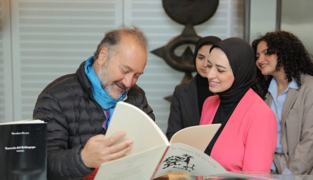 الشاعر التشيلي ثيودورو إلساكا في زيارة لمكتبة الإسكندرية