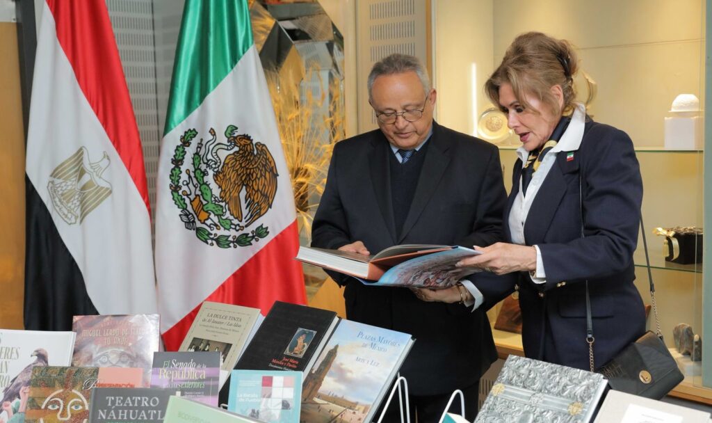 سفيرة المكسيك بالقاهرة تهدي مكتبة الإسكندرية مجموعة من الأعمال الببليوجرافية