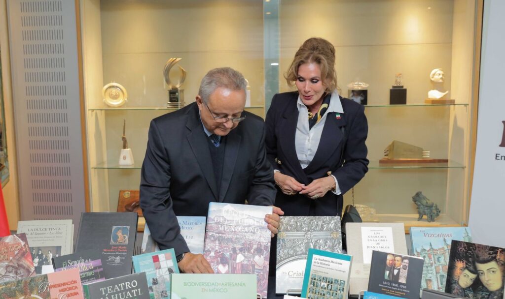 سفيرة المكسيك بالقاهرة تهدي مكتبة الإسكندرية مجموعة من الأعمال الببليوجرافية
