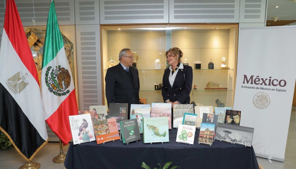 سفيرة المكسيك بالقاهرة تهدي مكتبة الإسكندرية مجموعة من الأعمال الببليوجرافية