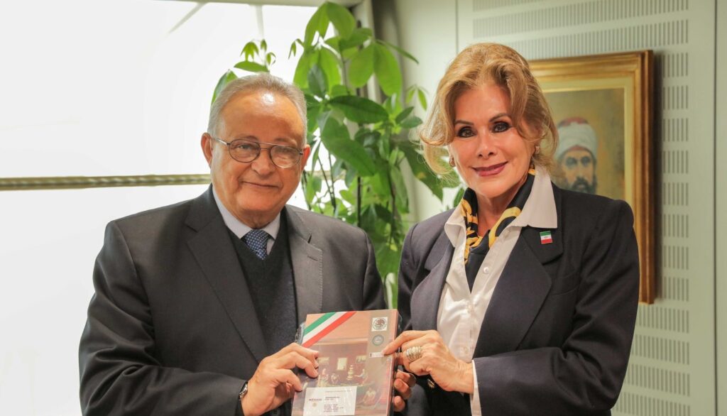سفيرة المكسيك بالقاهرة تهدي مكتبة الإسكندرية مجموعة من الأعمال الببليوجرافية