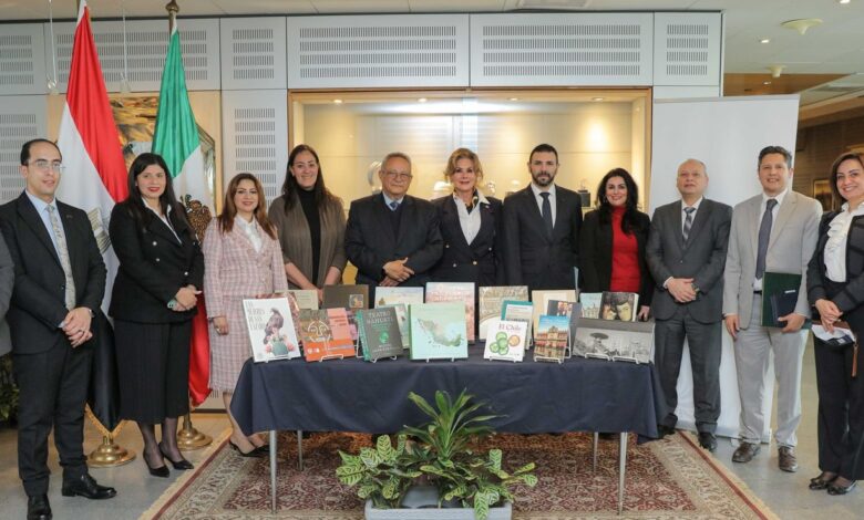 سفيرة المكسيك بالقاهرة تهدي مكتبة الإسكندرية مجموعة من الأعمال الببليوجرافية