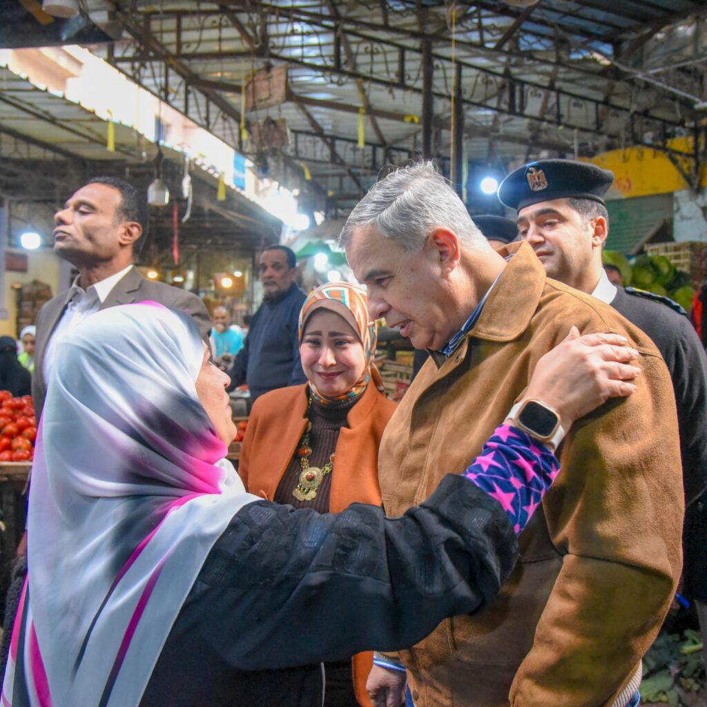 محافظ الإسكندرية يتفقد سوق باكوس